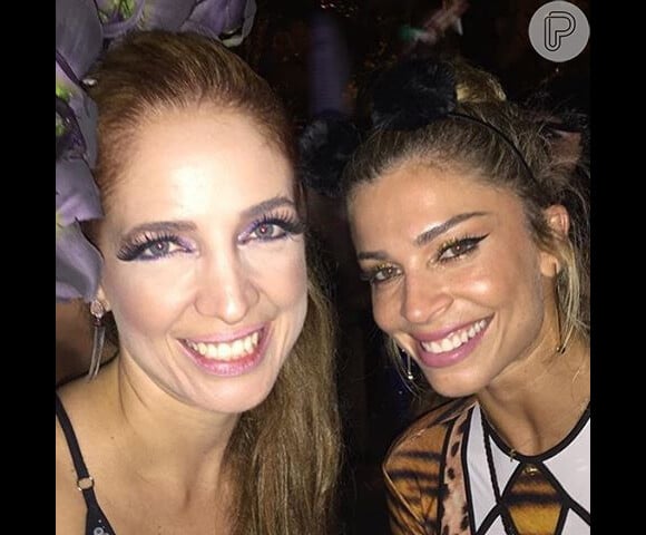 Atriz encontrou com a jornalista Poliana Abritta no baile do Sarongue
