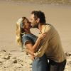 Carolina Dieckmann e Domingos Montagner em cenas de beijo na praia na novela 'Joia Rara'