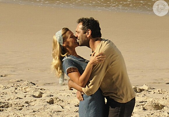 Carolina Dieckmann e Domingos Montagner em cenas de beijo na praia na novela 'Joia Rara'