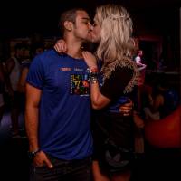 Carnaval: Sophia Abrahão e Sérgio Malheiros trocam beijos em camarote na Bahia