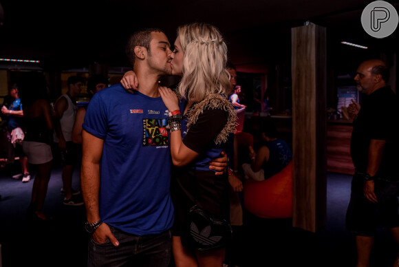 Sophia Abrahão troca beijos com Sergio Malheiros em Salvador, na Bahia, na noite desta quinta-feira, 4 de fevereiro de 2016