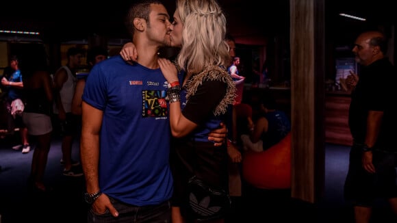 Carnaval: Sophia Abrahão e Sérgio Malheiros trocam beijos em camarote na Bahia