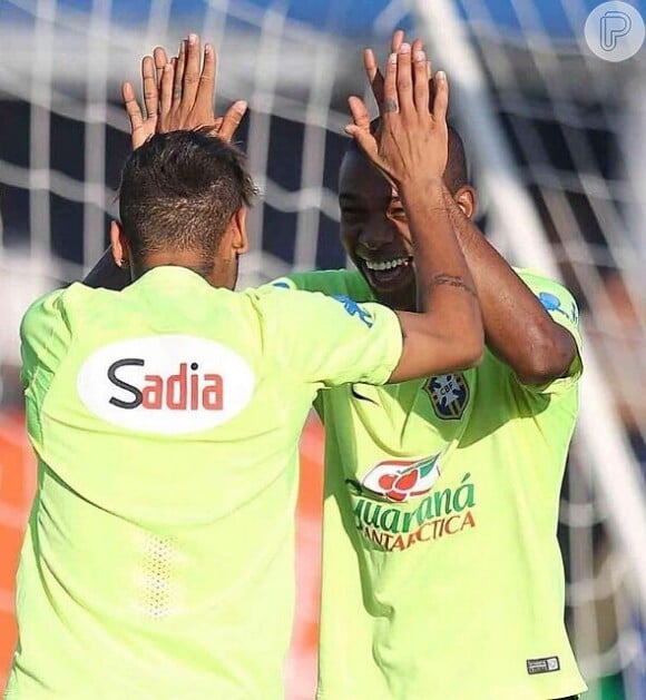 Neymar foi parabenizado pelo jogador Fernandinho: 'Parabéns, meu irmão. Deus te abençoe hoje e sempre. Feliz aniversário'