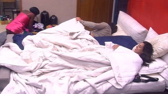 'BBB'6': Juliana reclama de como Renan dormiu em cama. 'Encolhido, na pontinha'