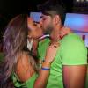 Em clima de puro romance, Nicole Bahls e Marcelo Bimbi trocaram beijos em camarote do circuito Barra-Ondina, em Salvador, no dia 04 de fevereiro de 2016