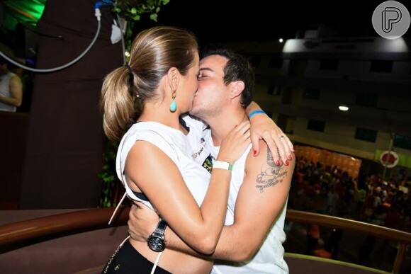 O cantor Belutti se mostrou apaixonado pela mulher, Thais Pacholek, grávida do filho do casal, Luis Miguel