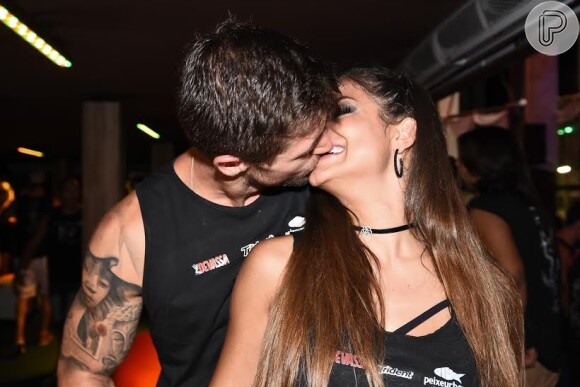 O ex-BBB Jonas Sulzbach comemorou o aniversário na madrugada do dia 07 de fevereiro de 2016 aos beijos com a noiva Mari Gonzalez durante o Circuito Barra-Ondina, no Camarote Salvador