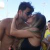 Nicole Bahls e Marcelo Bimbi se beijaram enquanto curtiam o trio de Ivete Sangalo
