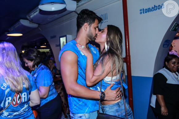 Nicole Bahls e Marcelo Bimbi trocaram beijos no camarote da Boa na Sapucaí em 7 de fevereiro de 2016