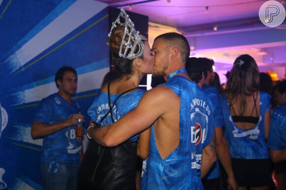 Thaila Ayala e o namorado, Adam Senn, trocaram beijos no camarote da Boa na Sapucaí neste domingo, 7 de fevereiro de 2016