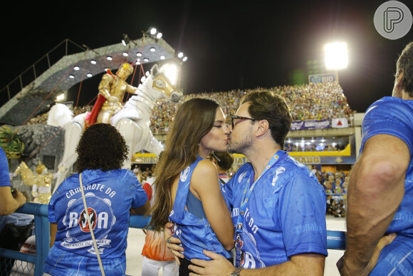 Emílio Orciollo Netto e a mulher, Mariana Barreto, trocaram beijos no camarote da Boa na Sapucaí neste domingo, 7 de fevereiro de 2016