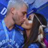 Carol Nakamura e o namorado, Aislan, deram muitos beijos no camarote da Boa na Sapucaí neste domingo, 7 de fevereiro de 2016