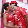 O ex-jogador Giba e a namorada, Maria Luiza Daudt, trocaram beijos no camarote da Itaipava neste domingo, 7 de fevereiro de 2016