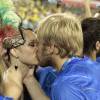 Mariana Ximenes beija o namorado, o italiano Filippo Cattaneo Adorno, em um dos camarotes