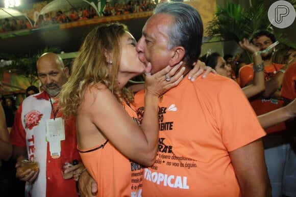 Galvão Bueno e a mulher, Desirée Soares beijando muito na Sapucaí, no segundo dia de desfile das escolas de samba