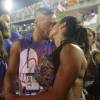 Após rumores de fim de casamento, Belo e Gracyanne trocaram beijos apaixonados na Sapucaí