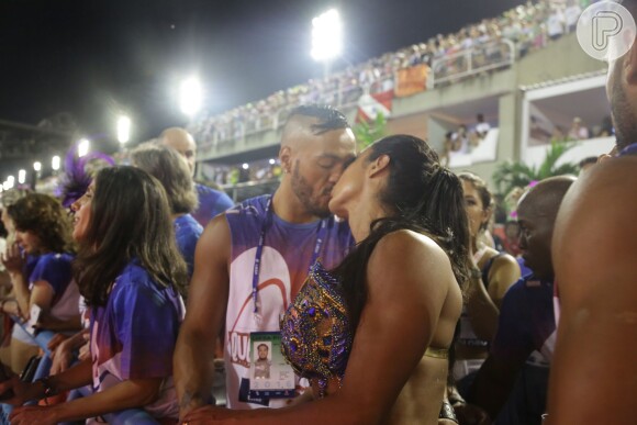 Após rumores de fim de casamento, Belo e Gracyanne trocaram beijos apaixonados na Sapucaí