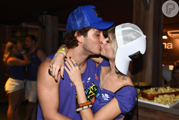 Julianne Trevisol trocou beijos com o namorado, Christian Monassa, no último dia de folia no Camarote Salvador