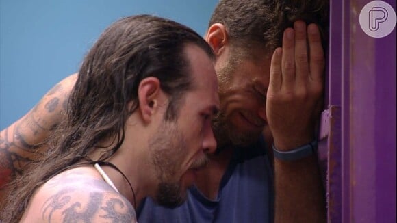 Daniel acabou sendo consolado por Tamiel após Alan desistir do 'BBB16'
