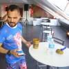 Luciano Camargo prepara suco de sua dieta durante visita ao camarote sertanejo