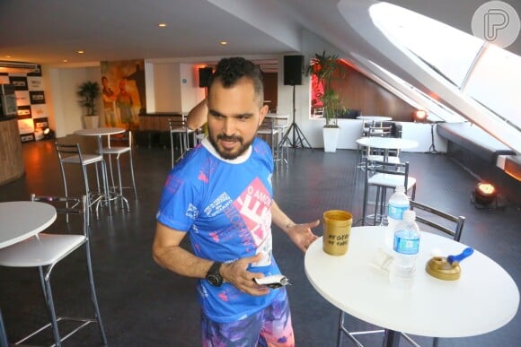 Luciano Camargo prepara suco de sua dieta durante visita ao camarote sertanejo