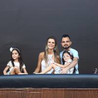 Mais magro, Luciano Camargo visita camarote da Sapucaí com a família. Fotos!