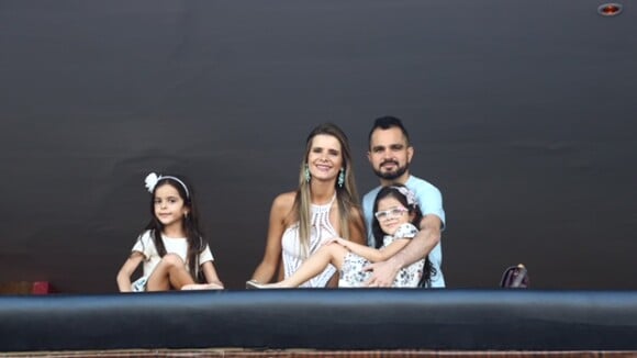 Mais magro, Luciano Camargo visita camarote da Sapucaí com a família. Fotos!