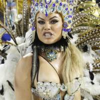 Carnaval: ex-BBB Natalia Casassola mostra demais em desfile no Rio