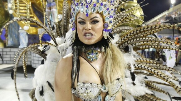 Carnaval: ex-BBB Natalia Casassola mostra demais em desfile no Rio