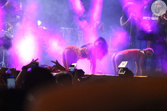 Anitta faz coreografia ousada em show no Carnaval de Florianópolis, nesta sexta-feira, 5 de fevereiro de 2016