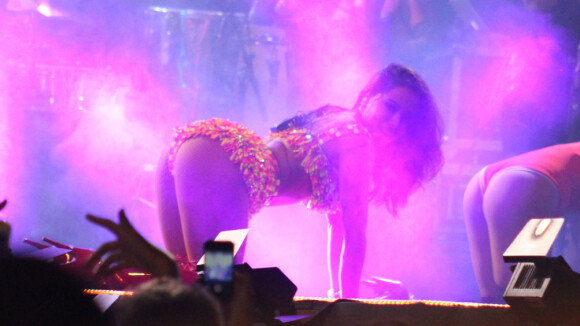Anitta faz coreografia ousada em show no Carnaval de Florianópolis