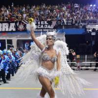 Carnaval: Thaila Ayala usa fantasia toda branca de coruja no desfile da Gaviões