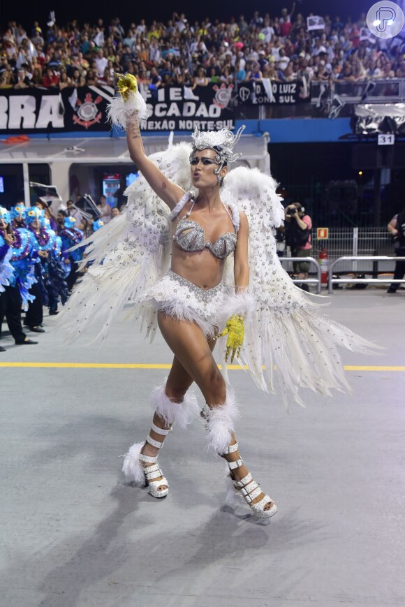 Thaila Ayala usou uma fantasia toda branca para representar uma coruja no desfile da Gaviões da Fiel no final da madrugada deste sábado, 6 de fevereiro de 2016