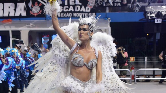Carnaval: Thaila Ayala usa fantasia toda branca de coruja no desfile da Gaviões