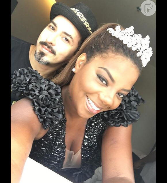 Ludmilla fez a tradicional selfie antes de desfilar como rainha do Cordão da Bola Preta