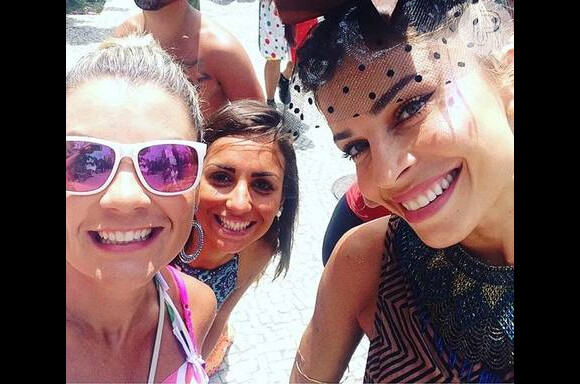 Grazi Massafera fez selfies com fãs durante o bloco Escangalha