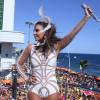 Ivete Sangalo abre a tarde de sábado, 06 de fevereiro de 2016, usando um figurino branco no Carnaval de Salvador