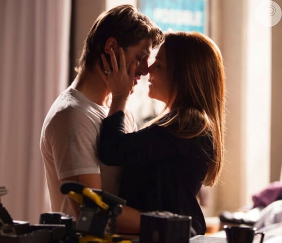 Lili (Vivianne Pasmanter)e Rafael (Daniel Castro) se beijam, na novela 'Totalmente Demais', em 1 de fevereiro de 2016