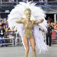 Carnaval 2016: Ana Hickmann comenta fantasia pesada.'Só sente antes de desfilar'