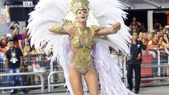 Carnaval 2016: Ana Hickmann comenta fantasia pesada.'Só sente antes de desfilar'
