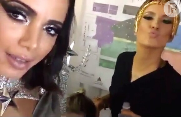 Cláudia Leitte manda beijo enquanto Anitta filma no Snapchat