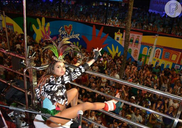Alinne Rosa torceu o pé na madrugada de domingo, 7 de fevereiro de 2016, durante apresentação no Carnaval de Salvador