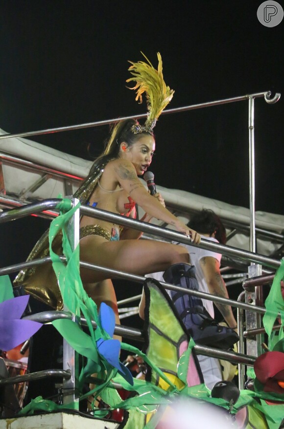 Alinne puxou o bloco Largadinho no carnaval de Salvador, com uma bota ortopédica