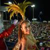 De bota ortopédica e botinha de salto alto, Alinne Rosa puxa bloco com look  polêmico e transparente no Carnaval de Salvador