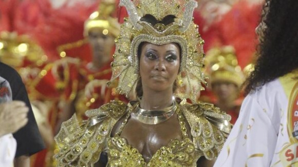Luana Bandeira é impedida de cuspir fogo no desfile de Carnaval da Estácio de Sá