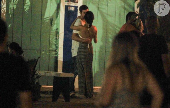 Thaila Ayala e o namorado, Adam Senn, trocaram beijos em Trancoso no início de 2016