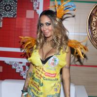 Irmã de Neymar, Rafaella aposta em decote antes de desfilar no Carnaval do Rio