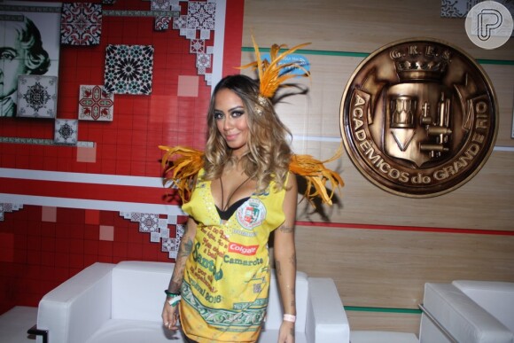 Rafaella Santos, irmã de Neymar, curte noite de Carnaval na Sapucaí momentos antes do desfile da Grande Rio, no qual irá representar o jogador, neste domingo, 07 de fevereiro de 2016