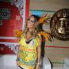 Irmã de Neymar apostou num look bem decotado, com parte da lingerie à mostra, para a noite de folia na Sapucaí
