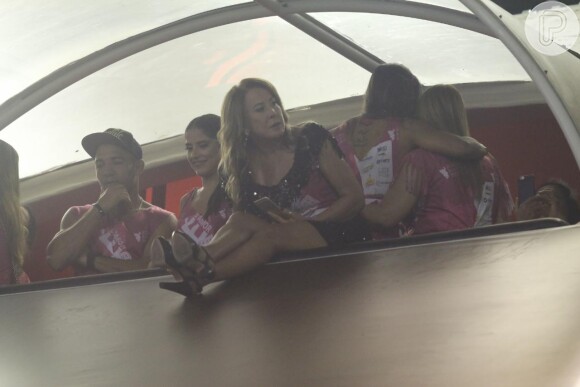 Zilu assiste a desfiles de Carnaval do Rio em camarote com a filha Camilla Camargo, neste domingo, 7 de fevereiro de 2016